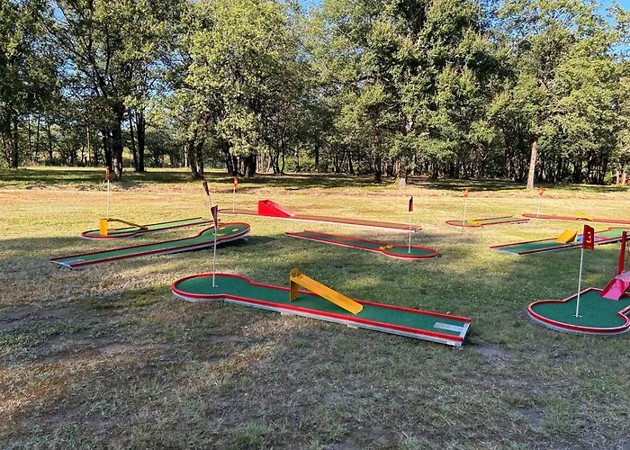 Les Petites Minaudieres Camping *